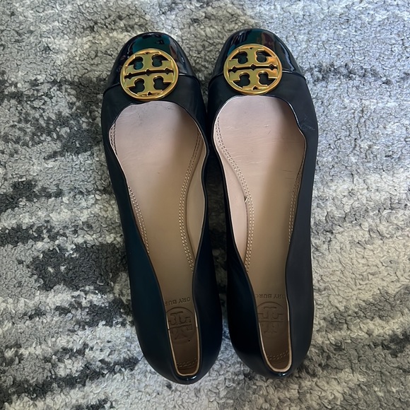 TORY BURCH CHELSEA PATENT TOE BALLET FLATS - Picture 3 of 5